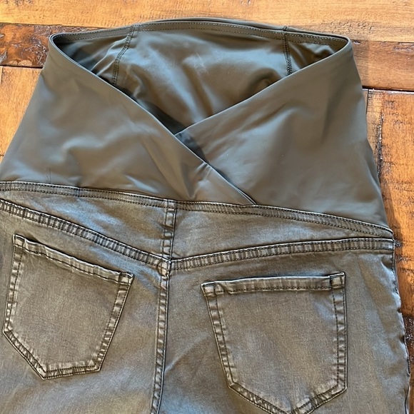 𝅺isabel Maternity by Ingrid & Isabel straight Recto maternity pants, size 6 - Picture 3 of 4